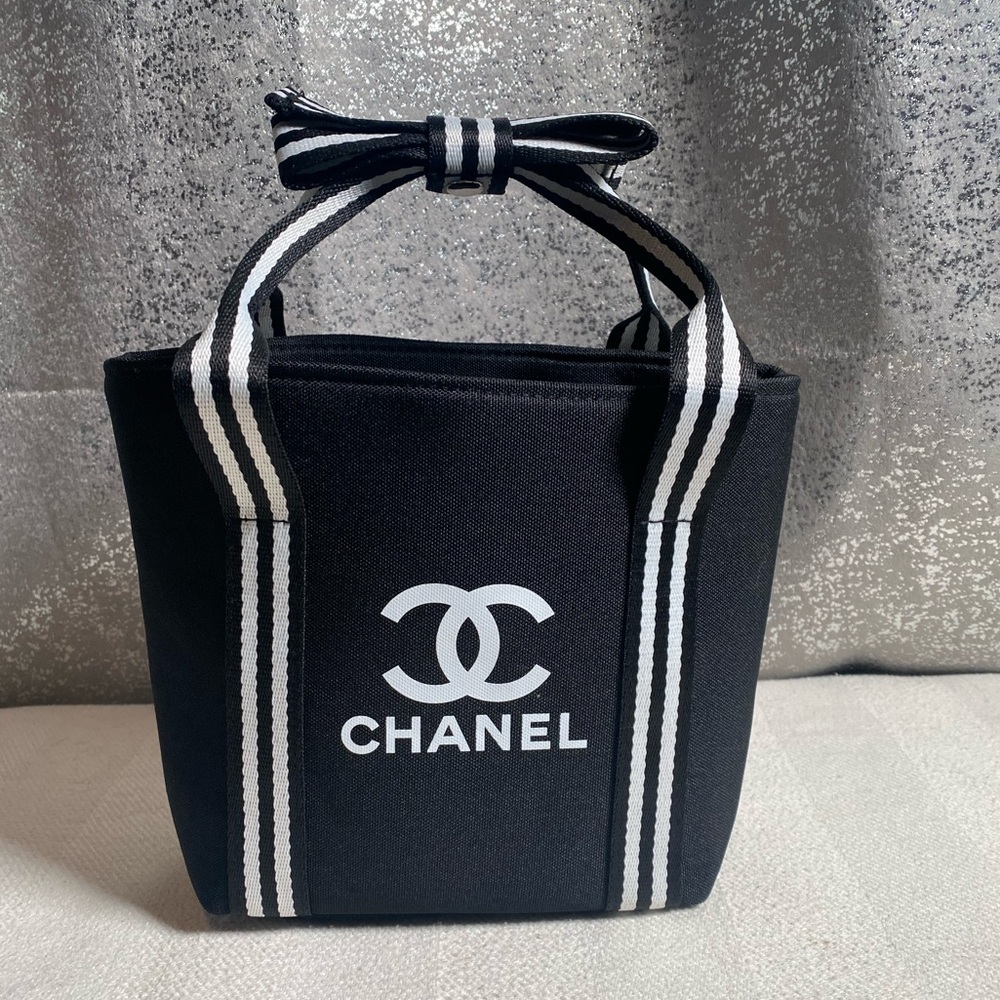 CHANEL Mini Tote with Bow Strap - Picture 2 of 9